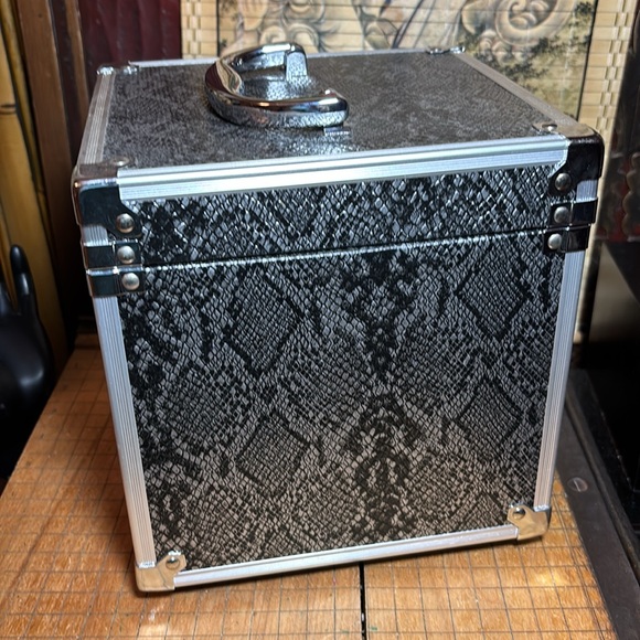 Black Silver Snake Skin Reptile Makeup Hair Tools Carrier Case 8.5”Hx7.5”Dx7”L - Picture 9 of 10